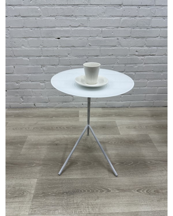 Кофейный столик MR-СМ_loft-21 с круглой стеклянной столешницей для клиентской зоны Кофейный столик MR-СМ_loft-21 с круглой стеклянной столешницей для клиентской зоны