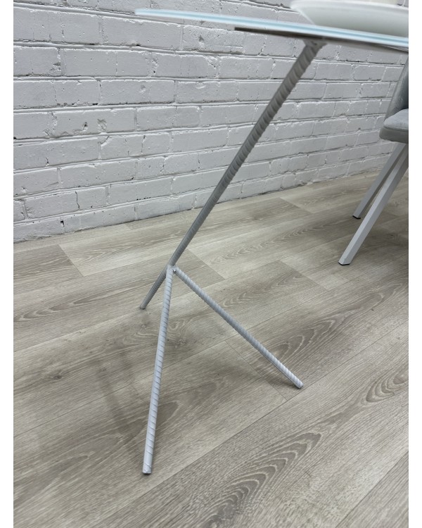 Кофейный столик MR-СМ_loft-21 с круглой стеклянной столешницей для клиентской зоны Кофейный столик MR-СМ_loft-21 с круглой стеклянной столешницей для клиентской зоны